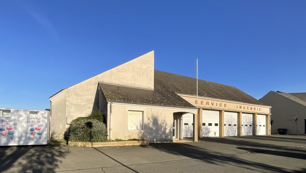 Caserne de pompiers, ciel bleu, journée ensoleillée.