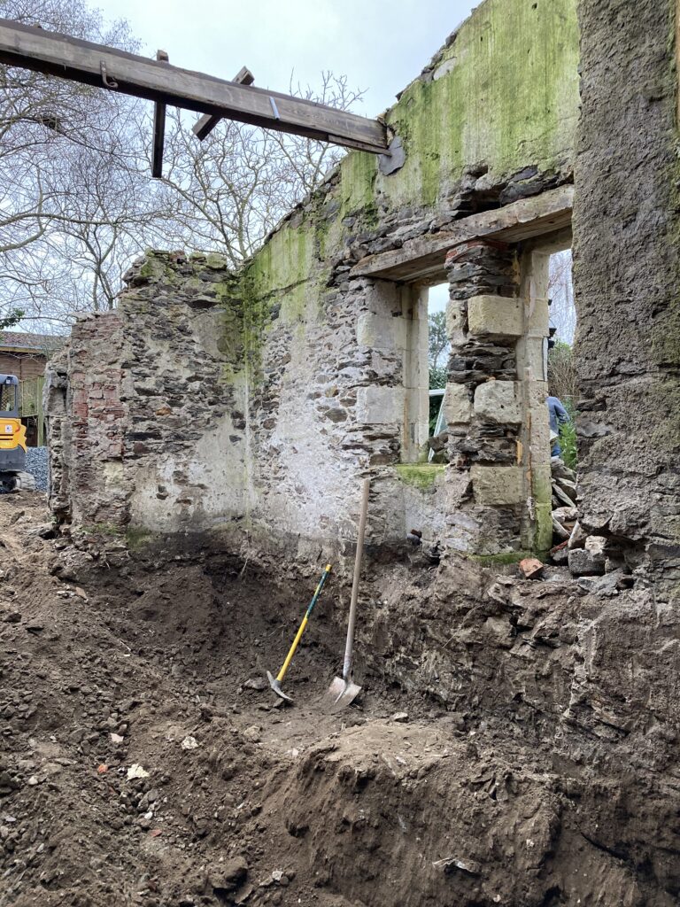 Ruine d&#039;un vieux bâtiment avec pelles.