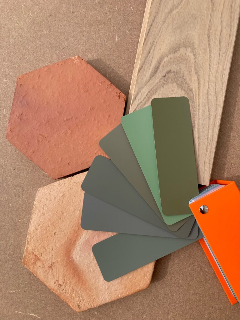 Échantillons couleurs et textures pour décoration intérieure.